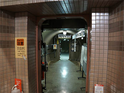 小平市ふれあい下水道館の地下５階にある下水管に通じる地下通路の門