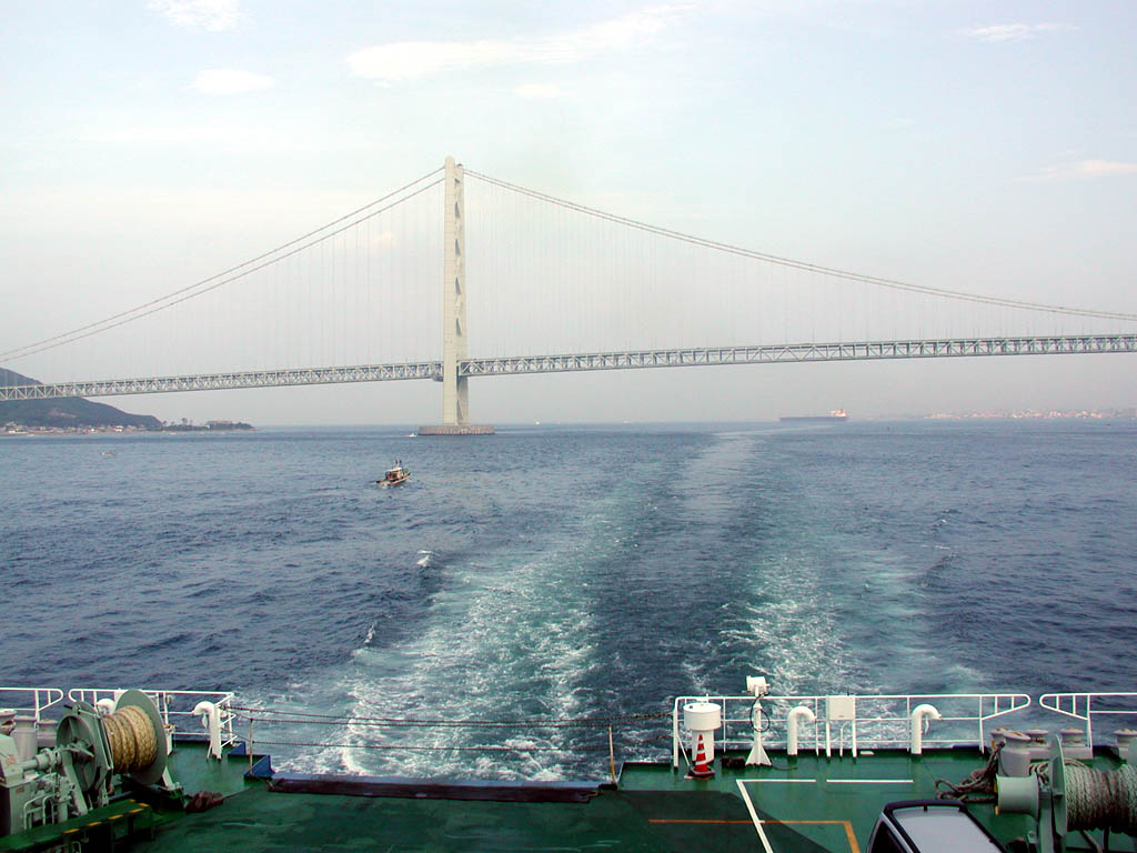 瀬戸内海を航行中の名門大洋フェリーから見た明石海峡大橋
