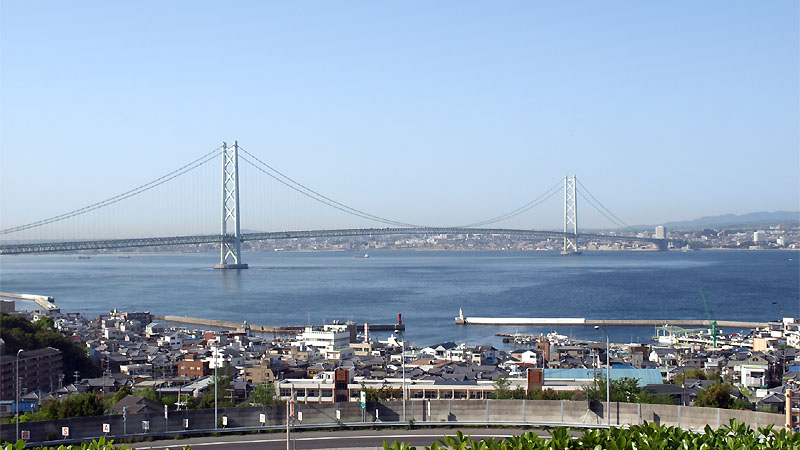 瀬戸内海に架かる神戸淡路鳴門自動車道の明石海峡大橋の全景