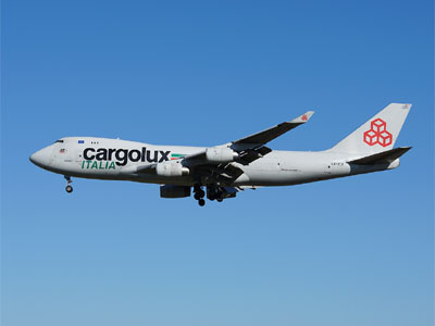 成田空港にアプローチ中のcargolux ITALIAの貨物機、Boeing 747-400(LX-YCV)