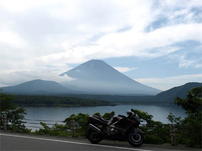 富士五湖の本栖湖から見た富士山