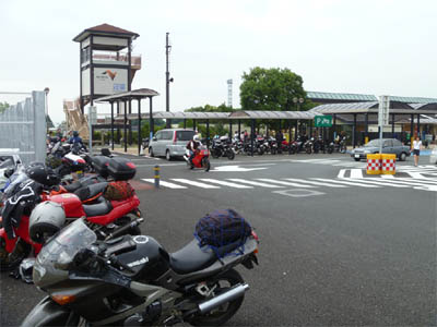 多くのバイクが駐車している中央自動車道の双葉サービスエリアのバイク駐輪場
