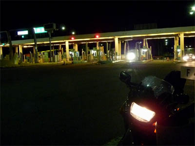 深夜で真っ暗な中央自動車道の諏訪インターチェンジ