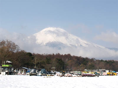 ３月で雪が残る山中湖から見た富士山