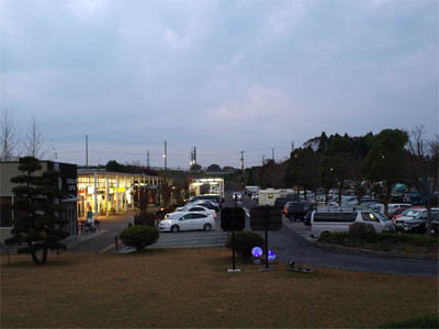 早朝でも多くの車が駐車している東関東自動車道の酒々井パーキングエリア