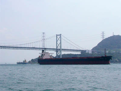 関門橋を通過中のタンカー
