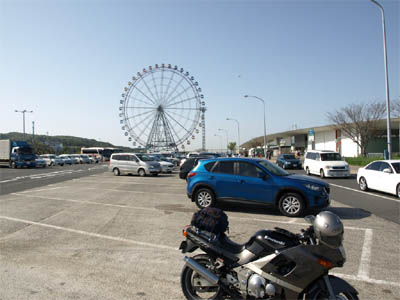神戸淡路鳴門自動車道の淡路サービスエリアの駐車場と観覧車