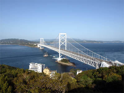 エスカヒル鳴門から見た神戸淡路鳴門自動車道の大鳴門橋