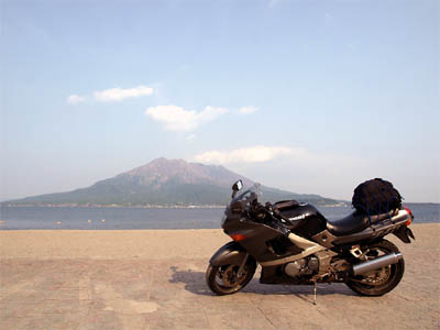 鹿児島側から見た海越しの桜島