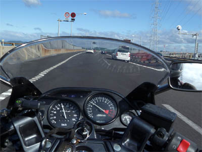 瀬戸中央自動車道で瀬戸大橋を渡るバイクから撮影した画像