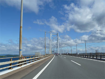 瀬戸中央自動車道で四国側から瀬戸大橋の最初の橋脚を渡る直前