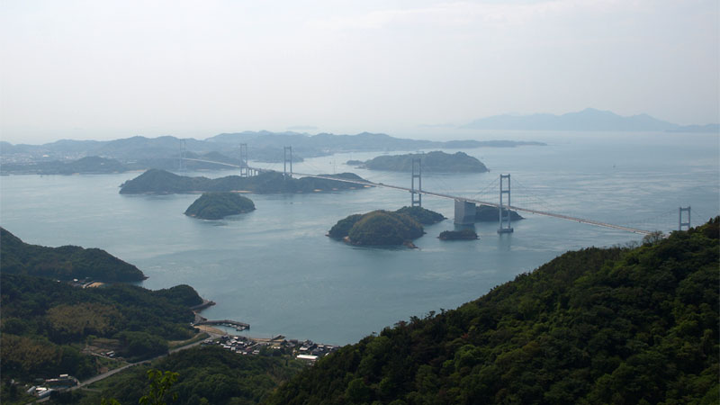 大島の亀老山展望公園から見た西瀬戸自動車道（瀬戸内しまなみ海道）の来栖海峡大橋の全景