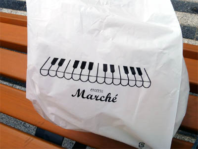 新東名高速道路の浜松サービスエリアのフードコートで商品を入れるビニール袋にデザインされたピアノの鍵盤