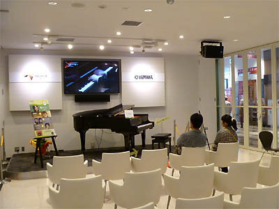 新東名高速道路の浜松サービスエリアに展示されているヤマハの自動演奏ピアノ
