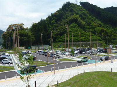 満車状態で埋まっている新東名高速道路の静岡サービスエリアの駐車場