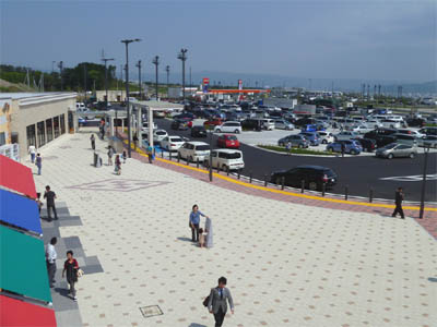 満車状態で混雑している新東名高速道路の駿河湾沼津サービスエリアの駐車場