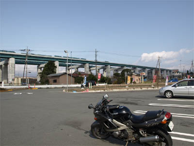 御殿場市内の国道246号線から見た建設中の新東名高速道路