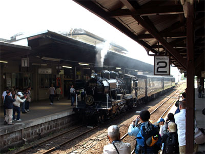 JR肥薩線の人吉駅に入線した8620形58654号機が牽引するSL人吉号