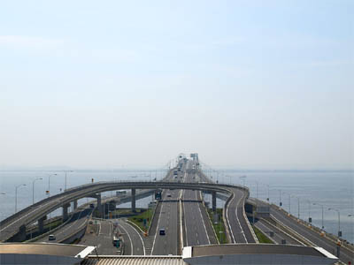 東京湾アクアラインの海ほたるパーキングエリアから見た海の上を走る高速道路