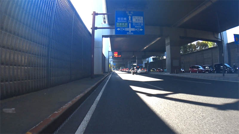 国道298号線を走行中のバイクから撮影した東京外環自動車道の高架と道路標識