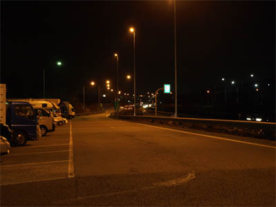 夜間の東名高速道路