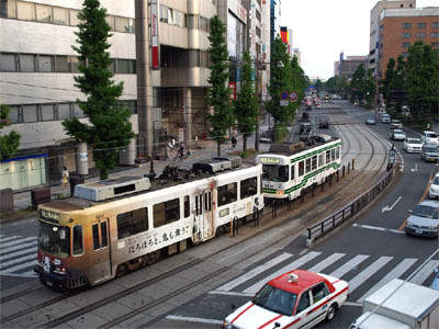 熊本市街を走行する路面電車