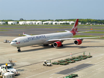 成田空港のエプロンをタキシング中のvirgin atlanticのAIRBUS A340-600(G-VBUG)