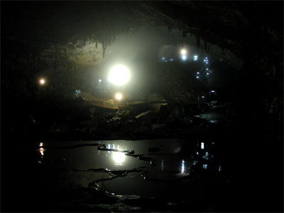 秋芳洞の中にある遊歩道から見た地下水が流れている薄暗い鍾乳洞