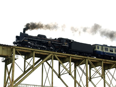 有名な撮影ポイント、一の戸橋梁で撮影したJR磐越西線の磐越物語号C57-180号機