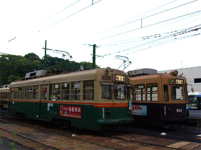 広島電鉄の江波車庫に停車している900形と1900形の路面電車