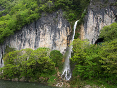 井倉峡（井倉洞）の入り口にある絹掛の滝