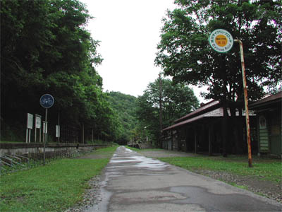 旧神居古潭駅舎の跡地にある廃線後に整備されたサイクリングロード