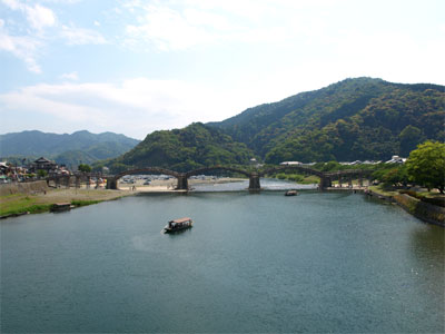 錦川の上流から見た観光客で賑わっている岩国の錦帯橋