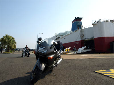 宮崎港フェリーターミナルに着岸したフェリーから下船したバイク