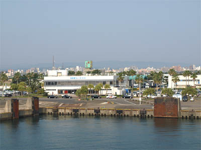 着岸直前のフェリーの甲板から見た宮崎港フェリーターミナル