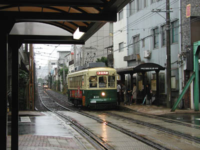 長崎市内を走る長崎電気軌道の202系車両