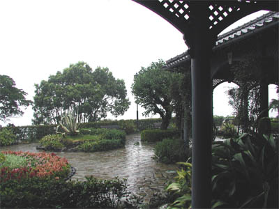 台風が接近して大雨が降っている長崎の旧グラバー住宅から見たグラバー園