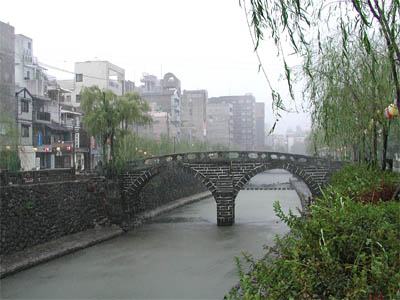 台風が接近して大雨が降っている長崎の眼鏡橋