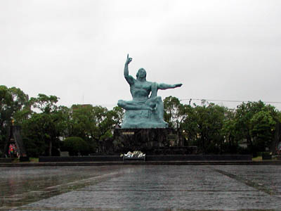 台風が接近して大雨が降っている長崎の平和公園と平和祈念像