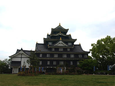 黒色の外壁が美しい岡山城の天守閣