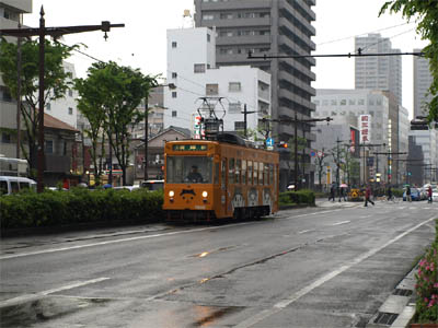 岡山の市街地を走行する路面電車