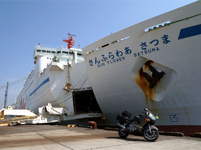 志布志港に着岸したフェリー「さんふらわさつま」から下船したバイク