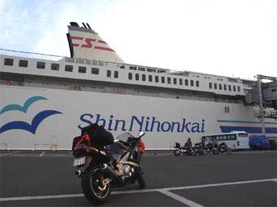 早朝に小樽フェリーターミナルに着岸した新日本海フェリーと下船したバイク