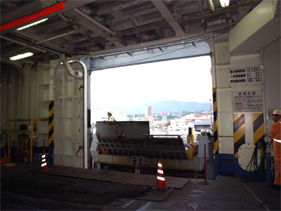 小樽港に着岸した新日本海フェリーの車両甲板から見たランプウェイ（乗船口）と可動橋の接続作業風景