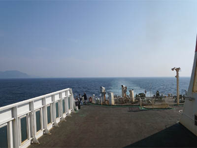 大阪南港から志布志港に向けて航行中のフェリーさんふらわさつまの甲板から見た海原