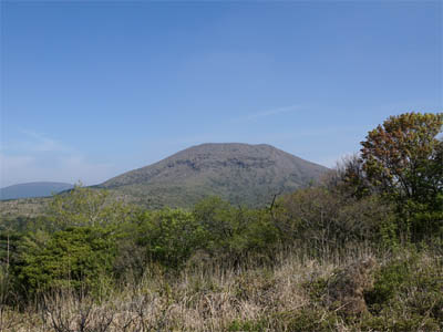 高千穂河原の登山道の途中にある展望台から見た高千穂峰