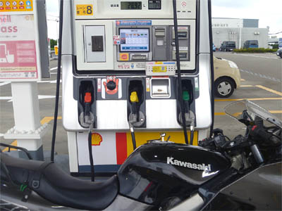 Mengisi semula alat dan terminal untuk stesen minyak layan diri di Jepun
