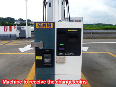 Une machine de paiement de changement installée dans une station-service en libre-service au Japon