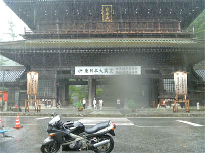 Montando una motocicleta en la estación lluviosa japonesa