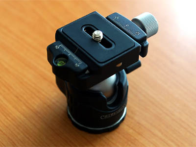 Lightweight and low center of gravity camera pan head